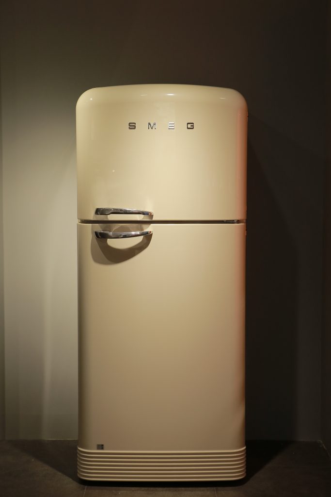 ตู้เย็นสไตล์ยุค 1950 ขนาดใหญ่ที่สุดของ SMEG